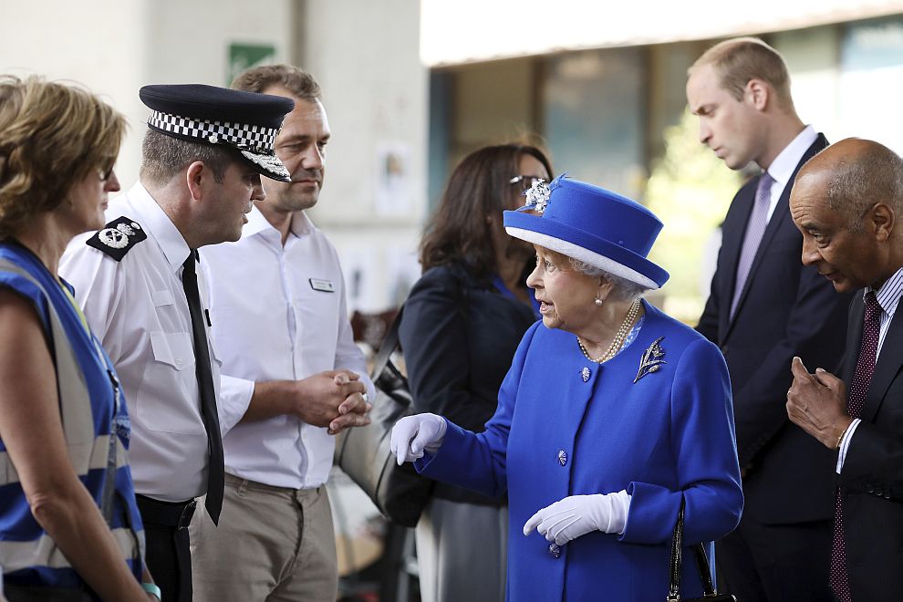 Британската кралица Елизабет Втора и принц Уилям пристигнаха в района на опожарения жилищен блок в Лондон.