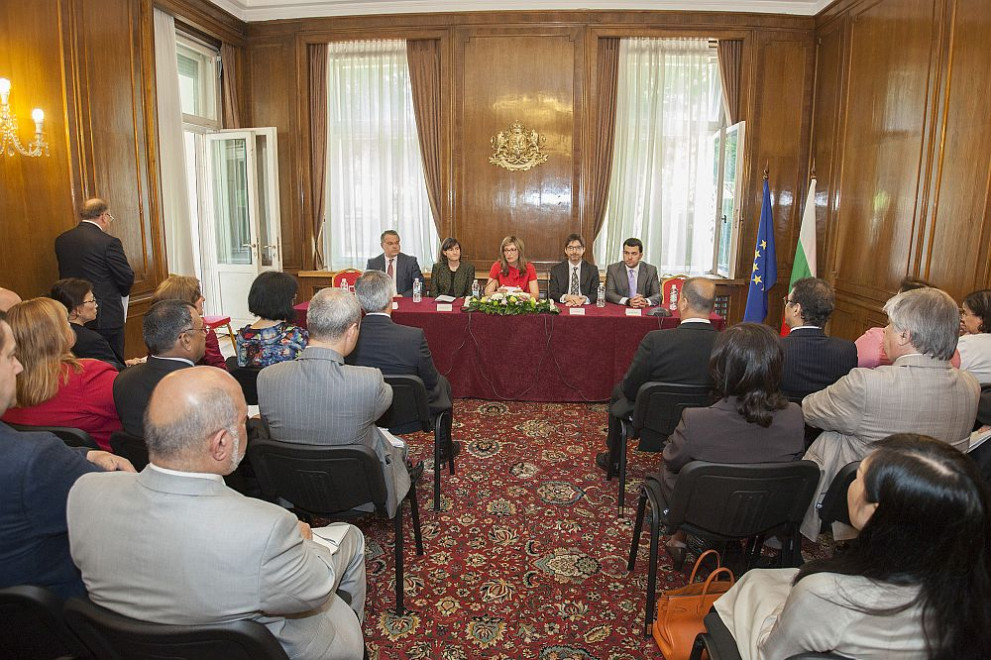 Вицепремиерът и министър на външните работи Екатерина Захариева представи приоритетите в областта на външната политика пред дипломатическия корпус