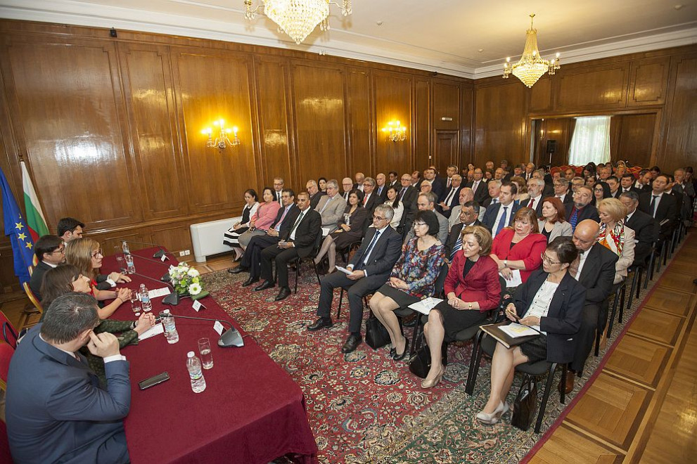  Вицепремиерът и министър на външните работи Екатерина Захариева показа целите в региона на външната политика пред дипломатическия корпус 