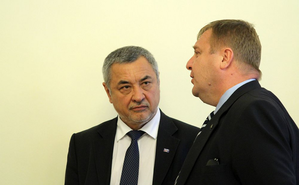 Вицепремиерът по икономическата и демографската политика Валери Симеонов и вицепремиерът и министър на отбраната Красимир Каракачанов