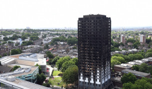 Какви хора са те - правят си селфита пред блока ковчег