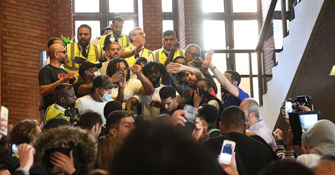 Десетки гневни протестиращи нахлуха следобед в сградата на общинския съвет