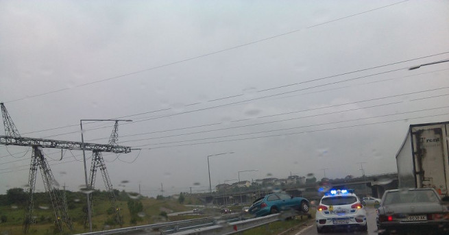 Два автомобила катастрофираха на кръговото кръстовище на главен път Е