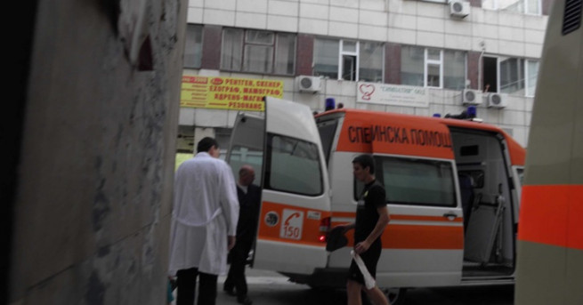 Три деца и четирима възрастни пострадаха при тежка катастрофа на