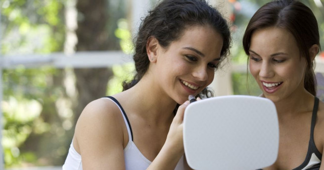 Момичетата с грим изкарват по високи оценки на изпит защото