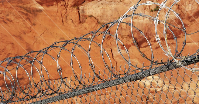 Индонезийската полиция съобщи че четирима затворници чужденци са избягали от