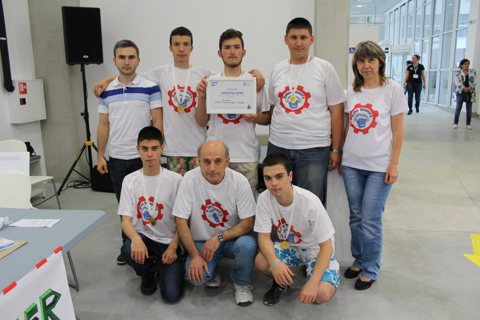 Темата на проектната задача на отбора на ПГМЕТТ бе „Изсичането на горите“ като проблем, който застрашава много животински видове.