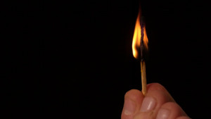 ръка с клечка кибрит