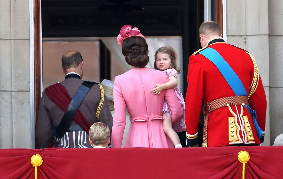 Очарователните принц Джордж и принцеса Шарлот на балкона на Бъкингамския дворец
