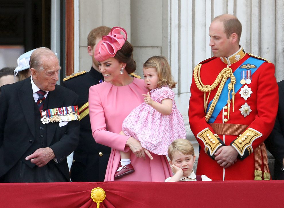 Очарователните принц Джордж и принцеса Шарлот на балкона на Бъкингамския дворец