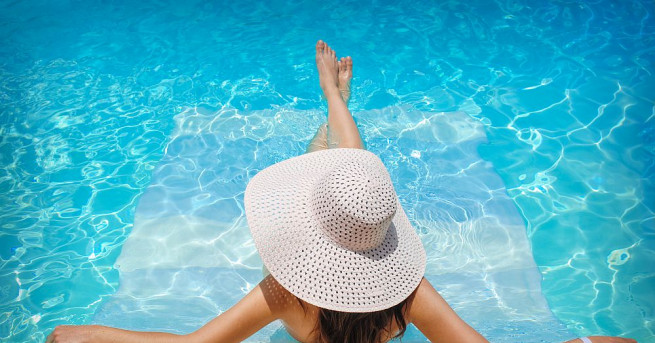 Лятото чука на вратата ни но бленуваната морска почивка все