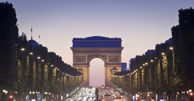 Кола се вряза в микробус на френската жандармерия на булевард