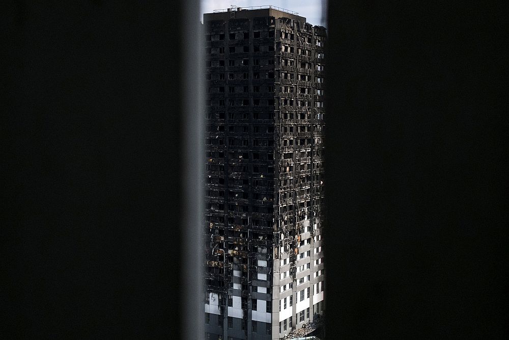 Броят на загиналите и изчезналите след пожара в жилищен блок в Лондон достигна 79. Блокът "Гренфел тауър" е построен преди повече от 40 години. В сградата има 120 жилища.