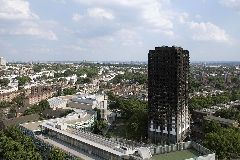 Броят на загиналите и изчезналите след пожара в жилищен блок в Лондон достигна 79. Блокът "Гренфел тауър" е построен преди повече от 40 години. В сградата има 120 жилища.