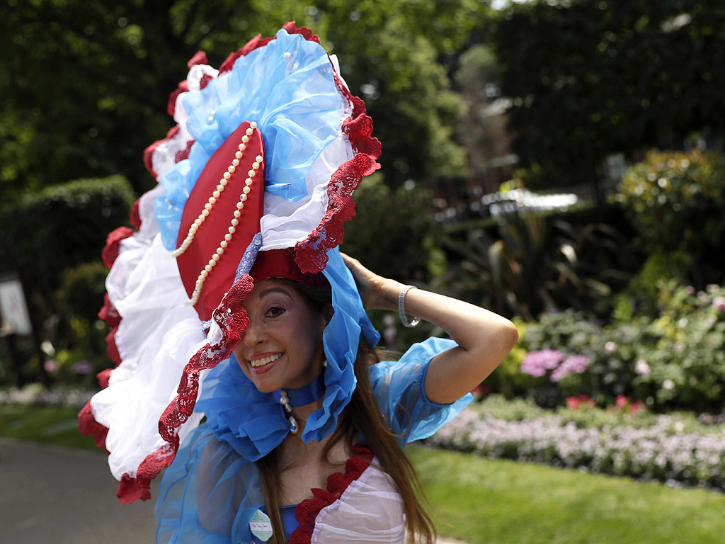 Почитатели на конните надбягвания, пристигат в деня на откриването на Royal Ascot близо до Лондон, Великобритания. Фестивалът на конните надбягвания в Аскот е чакан не само от господата, но и от дамите, които месеци по-ранo стягат своите тоалети. През 2012 година Аскот представи нов списък от шивашки правила, които включват забрана на малките шапчици в стил Кейт Мидълтън, както и носенето на рокли без презрамки навсякъде в парка.