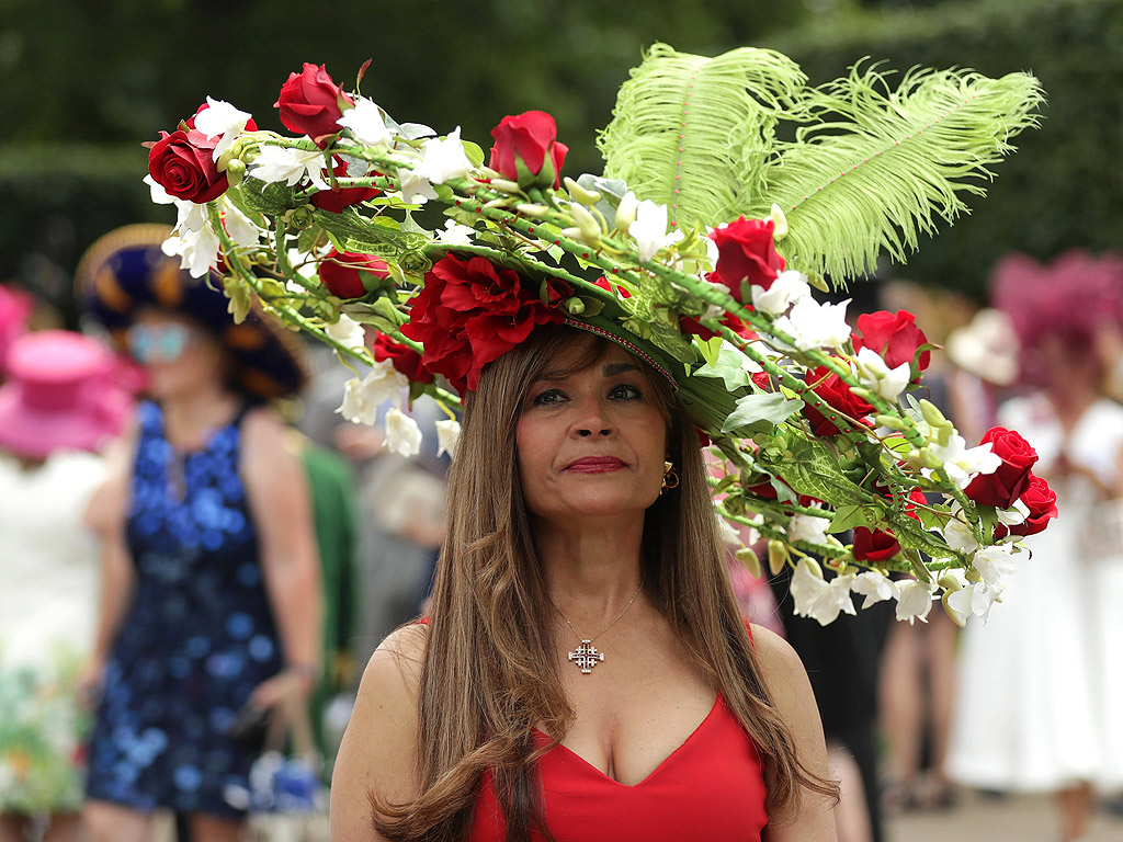 Почитатели на конните надбягвания, пристигат в деня на откриването на Royal Ascot близо до Лондон, Великобритания. Фестивалът на конните надбягвания в Аскот е чакан не само от господата, но и от дамите, които месеци по-ранo стягат своите тоалети. През 2012 година Аскот представи нов списък от шивашки правила, които включват забрана на малките шапчици в стил Кейт Мидълтън, както и носенето на рокли без презрамки навсякъде в парка.