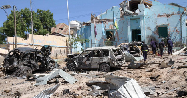 Най малко 15 души са загинали при атентат с товарен