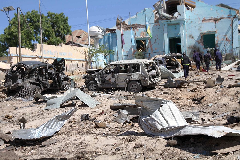 Най-малко 15 души са загинали при атентат с товарен микробус срещу правителствени сгради в сомалийската столица Могадишу