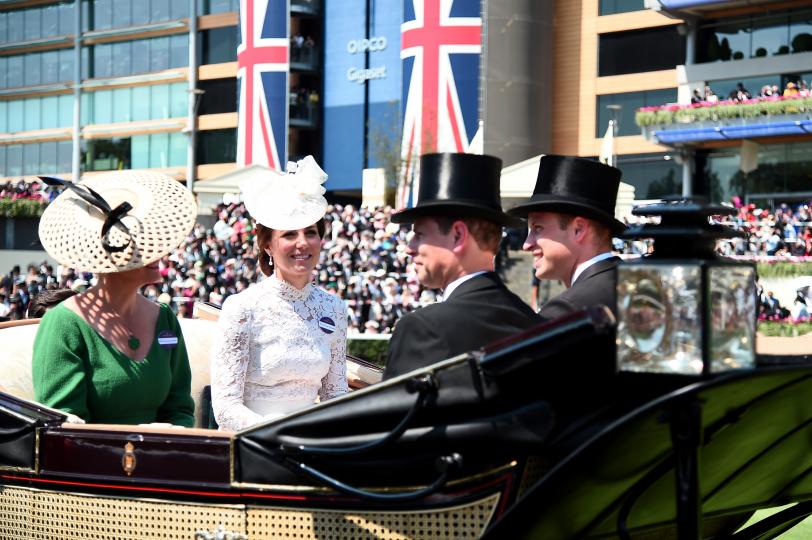 Очарователният юнски тоалет на Кейт Мидълтън - снимка 55