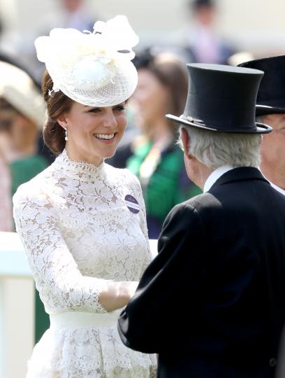 Очарователният юнски тоалет на Кейт Мидълтън - снимка 45