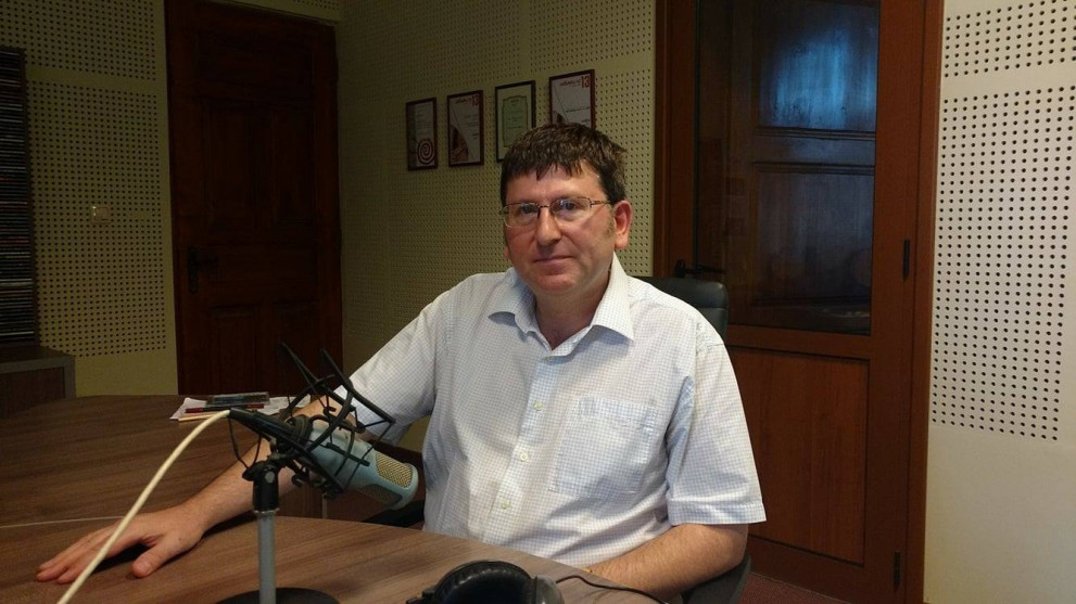 Доц. Атанас Ангелов в студиото на Дарик радио Варна