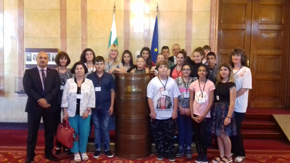 Снимка за спомен от посещението в парламента на учениците от Криводол.