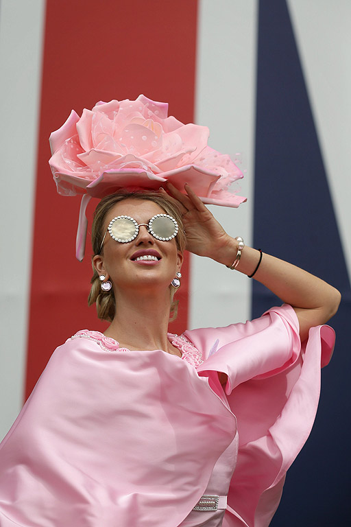 Почитатели на конните надбягвания, пристигат за третия ден на Royal Ascot близо до Лондон, Великобритания. Фестивалът на конните надбягвания в Аскот е чакан не само от господата, но и от дамите, които месеци по-ранo стягат своите тоалети. През 2012 година Аскот представи нов списък от шивашки правила, които включват забрана на малките шапчици в стил Кейт Мидълтън, както и носенето на рокли без презрамки навсякъде в парка.