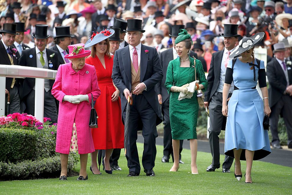  Парадът на шапките в Деня на дамите 