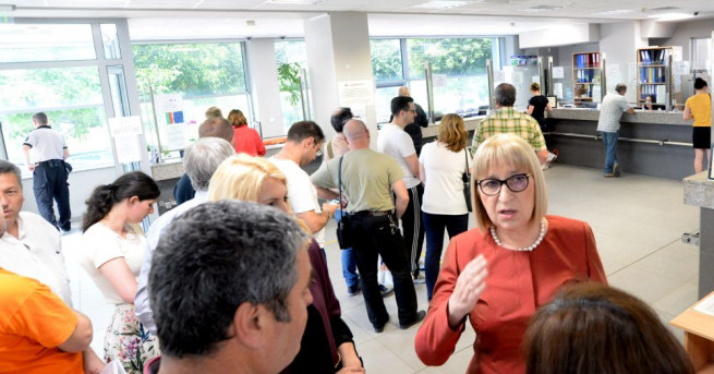 Цачева провери работа в Агенцията по вписванията по сигнал на