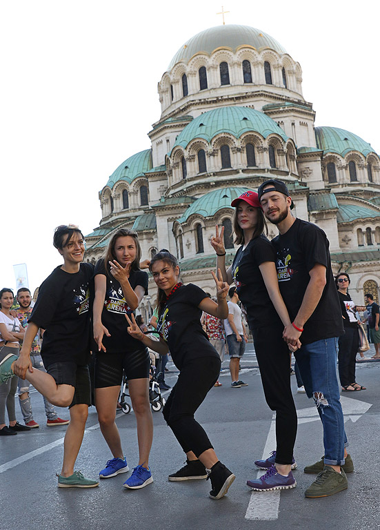 Фестивалът „София диша 2017“ беше открит на площад „Св. Александър Невски“ с танцувална програма.