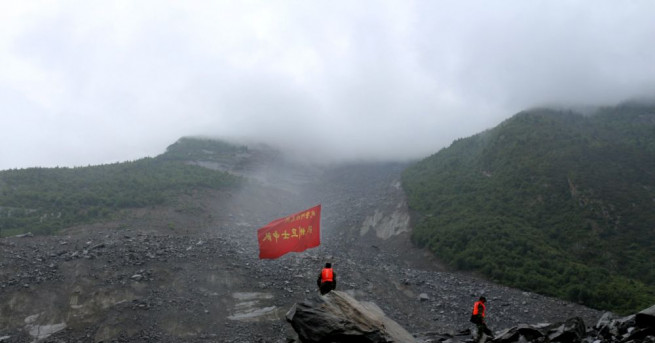 Китайските спасителни екипи днес извадиха телата на десетима загинали от