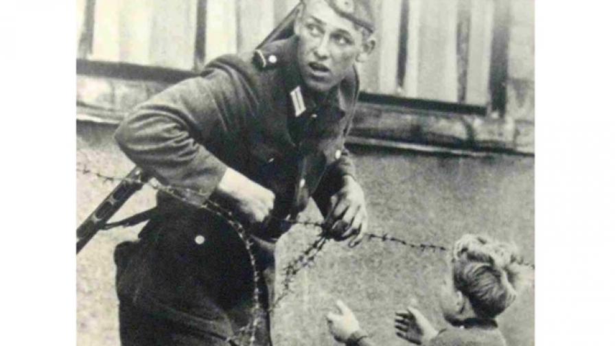 1961: Войник от ГДР прекарва дете през Берлинската стена