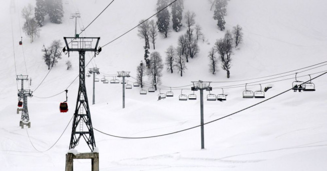 Четирима индийски туристи семейна двойка и двете им деца както