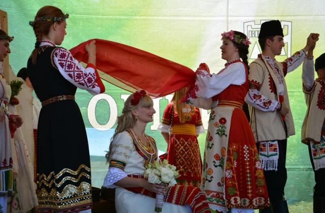 Традиционната северняшка сватба е в центъра на събора на Леденика.