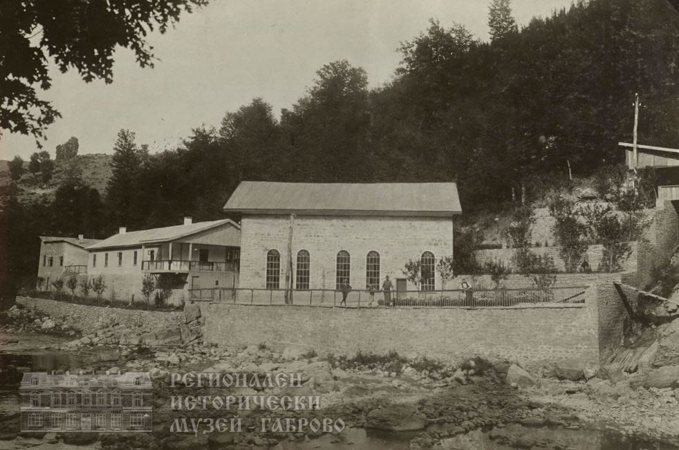 Електроцентралата на Ив. Хаджиберов – външен и вътрешен изглед. 1912-1940 г.