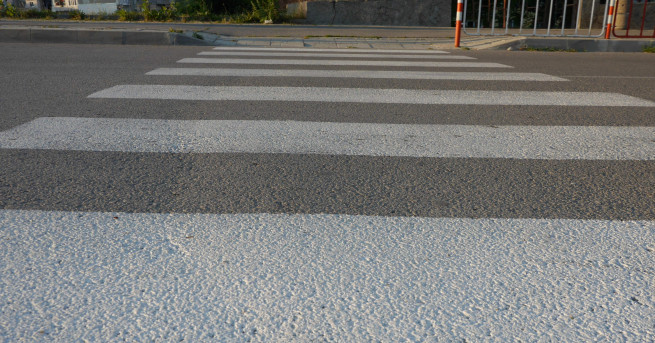 Шестнадесетгодишен младеж е блъснат на пешеходна пътека докато пресичал пътя