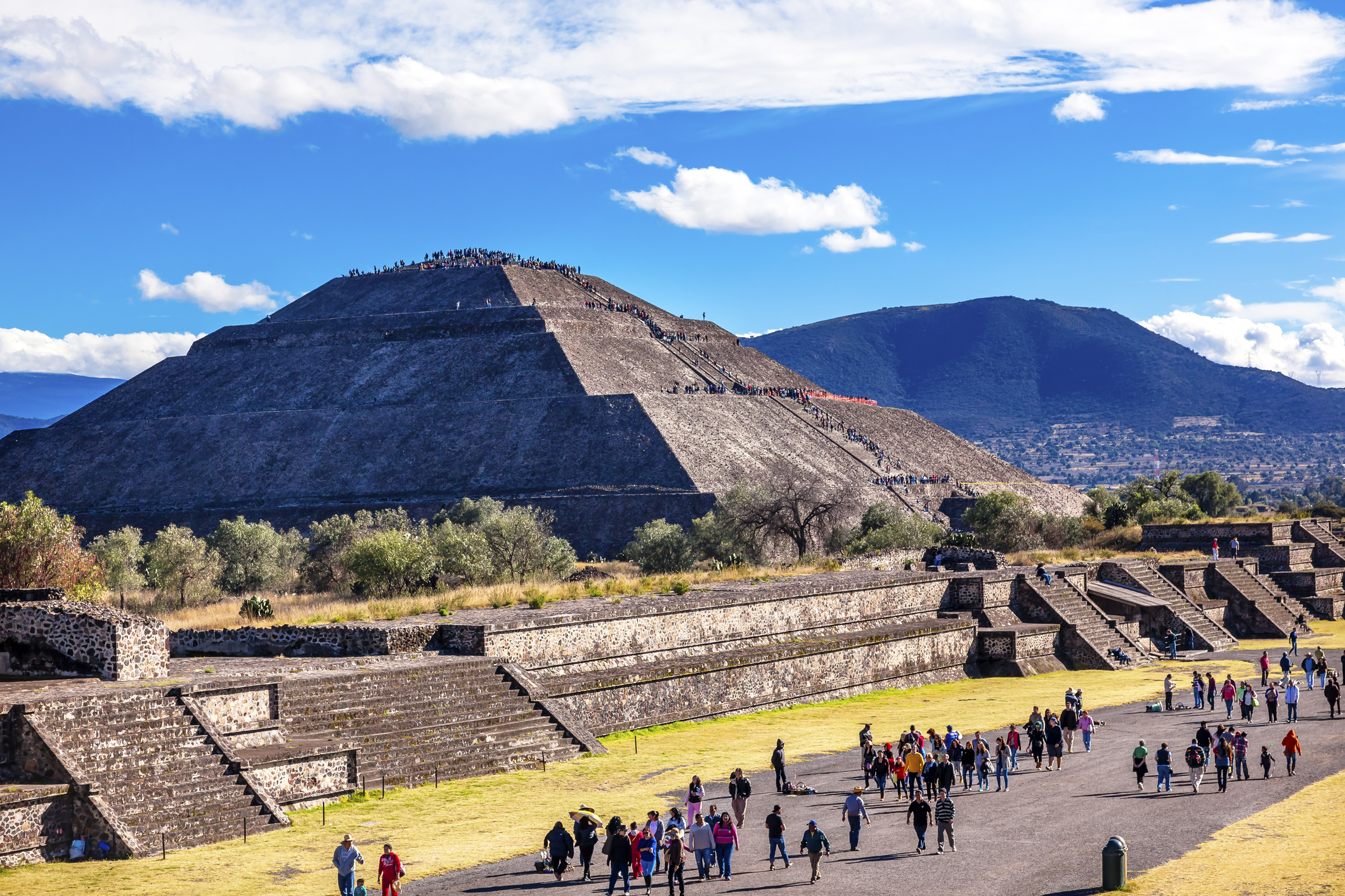Теотиуакан е археологически обект в Мексико, който е разположен на 48 км североизточно от днешната столица град Мексико. В най-точен превод от науатл, името на града се произнася с ударение върху уа (Теотиуа́кан) и ще рече „Където боговете са сътворени“ или „Място на боговете“. В предколониално Мексико той е представлявал многолюден град, културно-икономически и култово-религиозен център. Основан е около I век пр.н.е. от неизвестни индиански племена. По неизвестни причини градът е напуснат и става необитаем през IX век. 3 века по-късно е „преоткрит“ от ацтеките, които използват храмовия комплекс за култови ритуали.