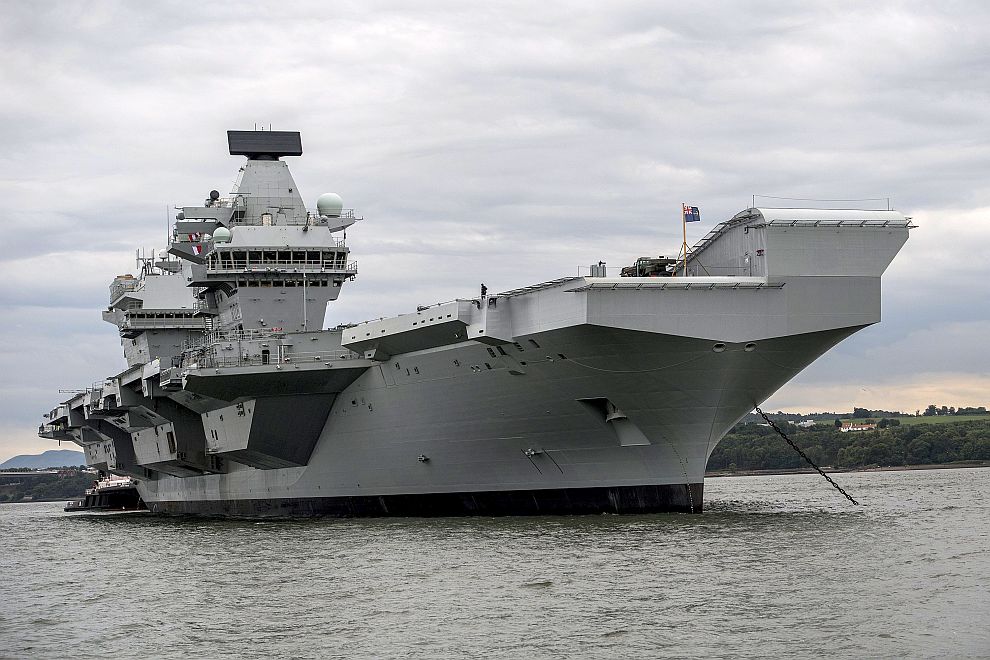 Новият самолетоносач на британския кралски военноморски флот Кралица Елизабет отплава за пръв път в открито море