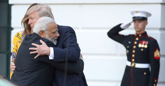 Прегръдки замениха ръкостискането индийският премиер Нарендра Моди сграбчи два
