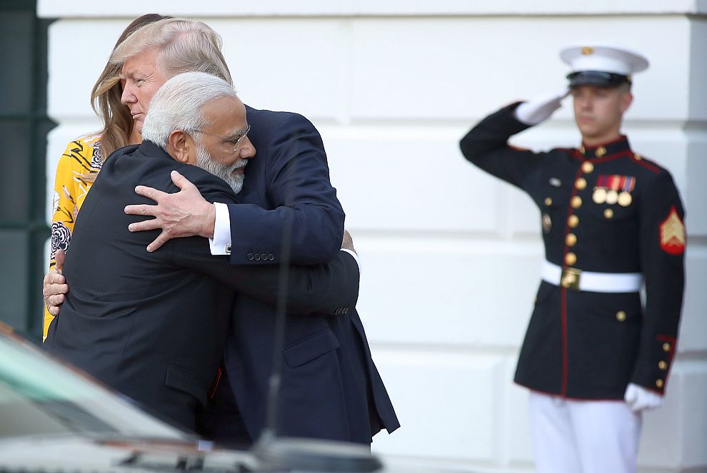 Индийският премиер Нарендра Моди сграбчи два пъти в мечешка прегръдка американския президент Доналд Тръмп