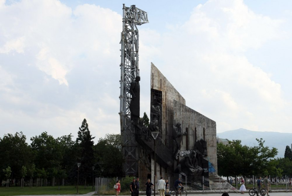 Граждани се вдигнаха на протест заради паметника "1300 години България"
