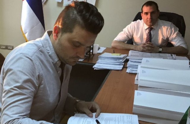 Виктор Велев подписва договора за изпълнение на проекта в Министерство на финансите на Сърбия