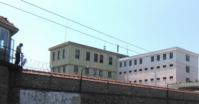 С изцяло обновена фасада в светли тонове бургаският затвор посреща