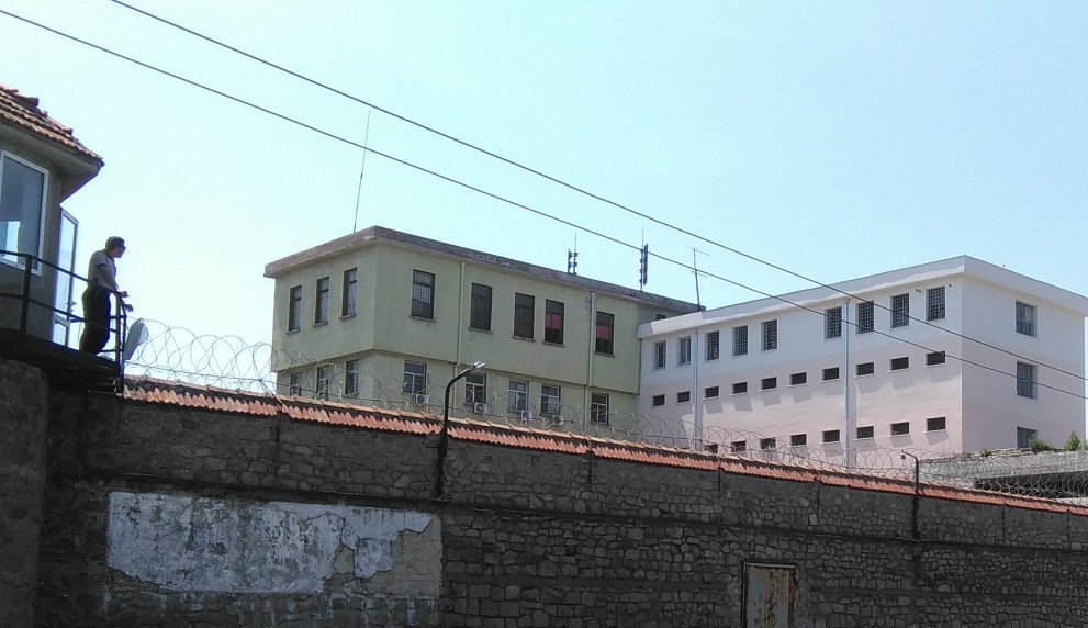 Фасадата на затвора е решена в топли тонове, поставена е и 10 см топлоизолация.