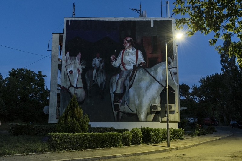 Творци от пет страни промениха завинаги Ахтопол. Малкото морско градче се превърна в първата ни морска галерия на открито - огромно количество боя покри фасади на къщи, хотели и обществени сгради. Общо 30 бяха изрисуваните стени, което за мащаба на Ахтопол е почти целият град. Преобразяването му стана по време на фестивала за съвременна фасадна стенопис "WE ALL WRITE" в средата на месеца.