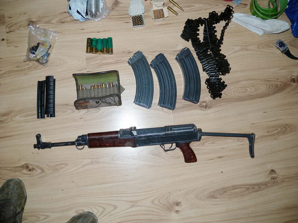 Граната, пистолет със заглушител и боеприпаси откриха в дома на бивш ловец от Севар