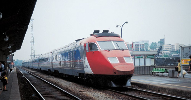 Пътнически влак от Варшава до Берлин спря на гарата в