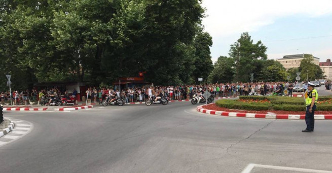 Повече от 2000 души излязоха на протест в Асеновград съобщава