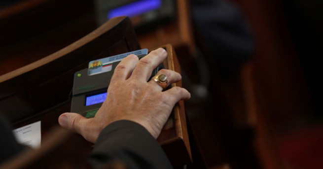 Единодушно със 184 гласа за парламентът реши да създаде Временна