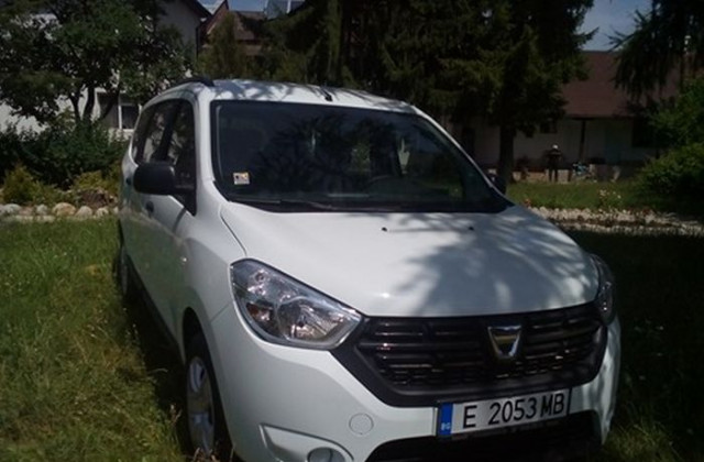 Возят стари хора с нов автомобил в Разлог